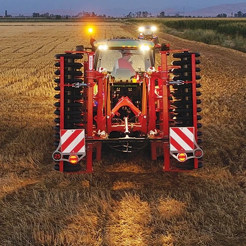 Yolda Küçük, Tarlada Büyük